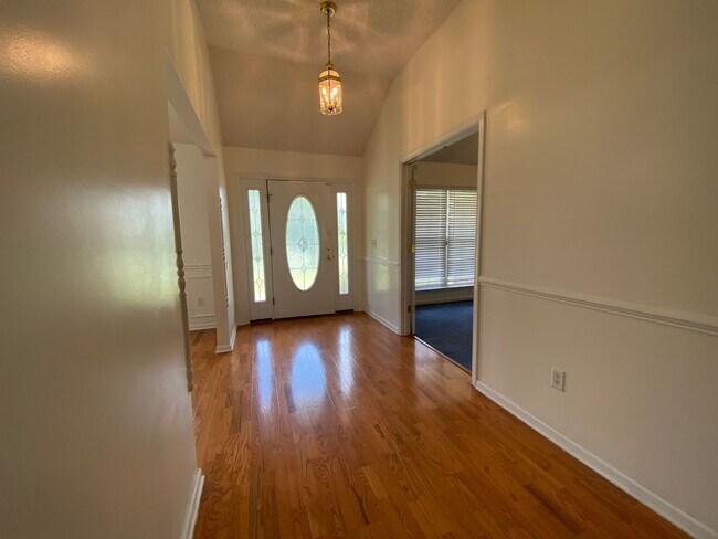 Building Photo - 1835 Lawnwood Dr