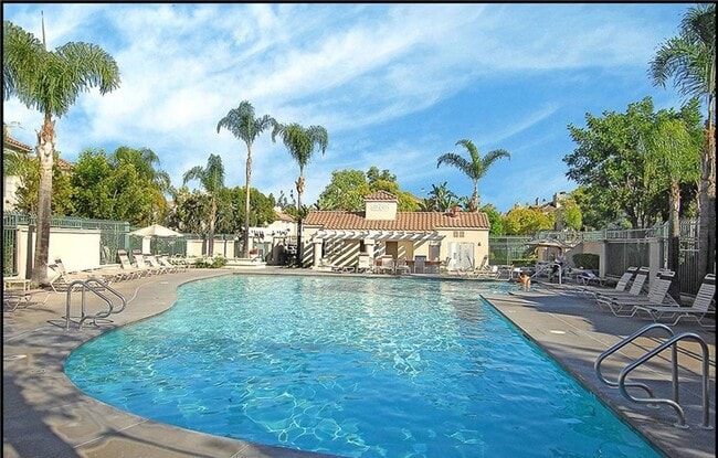Building Photo - Beautiful 2 Story, 2 Bedroom plus Large Loft Condo in Aliso Viejo