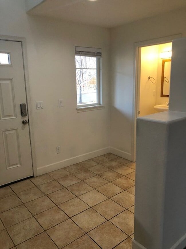 Building Photo - Gorgeous 4 Bedroom Home in Sun Meadow