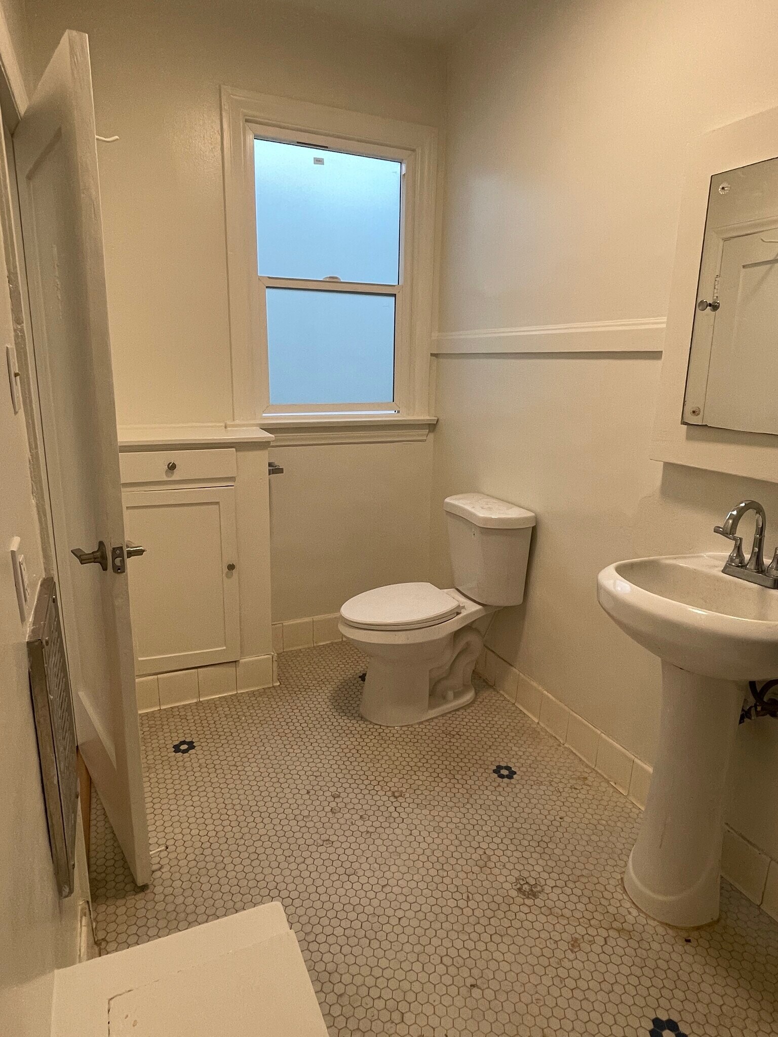 Building Photo - 129 1/2 N Kenmore Ave