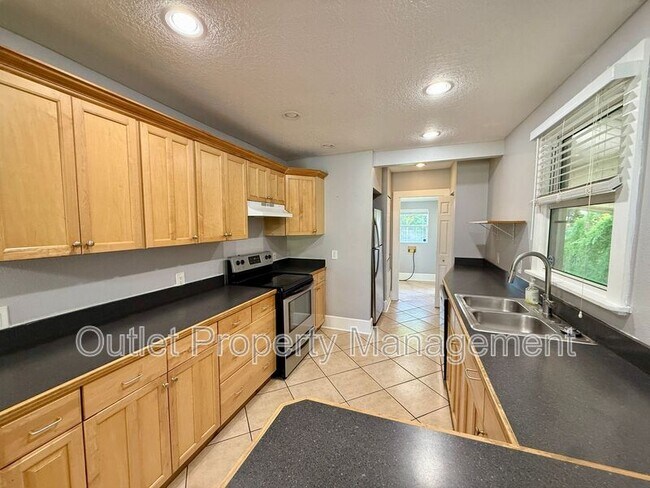 Building Photo - 737 Carlson Dr