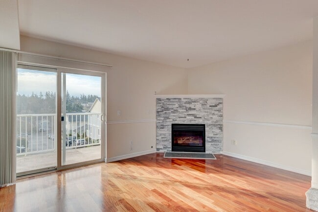 Building Photo - 2 Bedroom, 2.5 Bath Condo in Madrona Heights