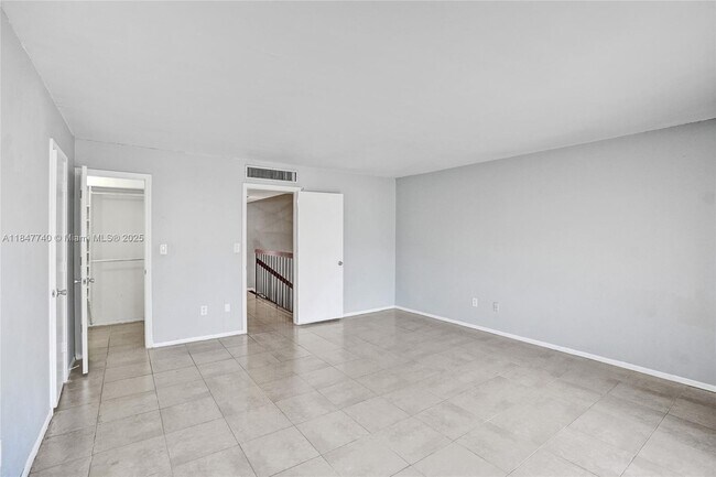 Building Photo - 20607 NE 7th Ct