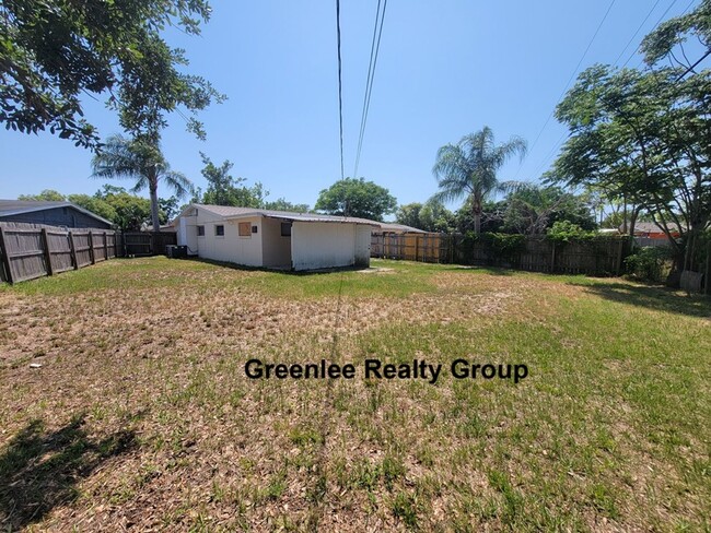 Building Photo - Cozy 2 Bed/1 Bath Duplex Apt with a Carpor...
