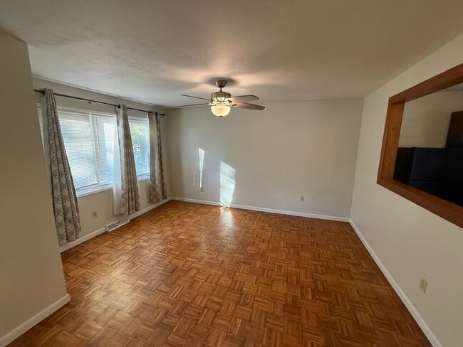 Building Photo - 3 bed, 1 bath, Kansas City home!