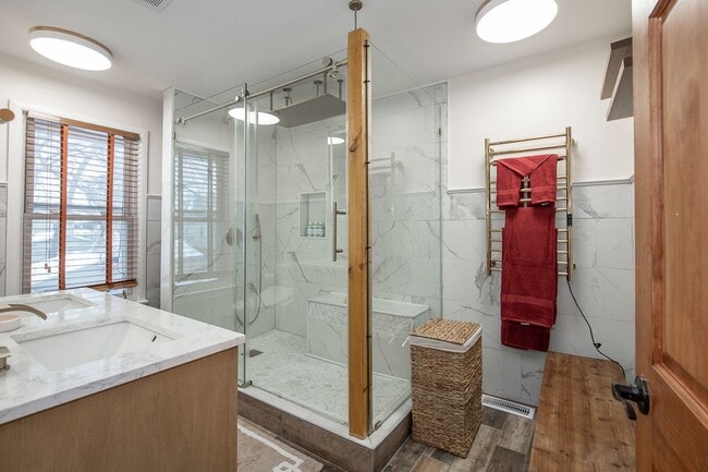 Building Photo - 3 BED 1 BATH SINGLE FAMILY HOME IN BEAUTIFUL LAKEWOOD!