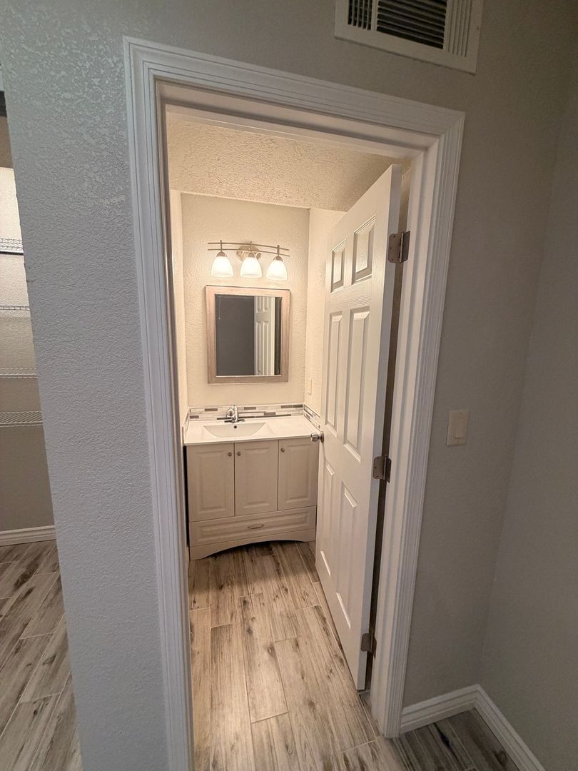 Building Photo - 7850 E Granada Rd