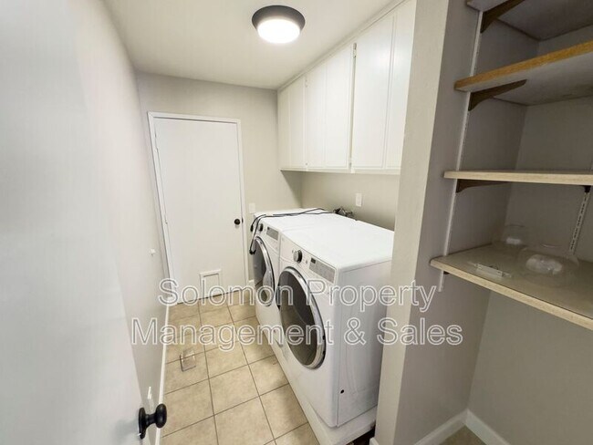 Building Photo - 905 Viewpoint Dr
