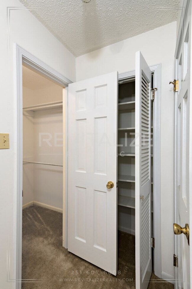 Building Photo - Beautifully Preserved 4 Bd / 3 Ba Vintage ...