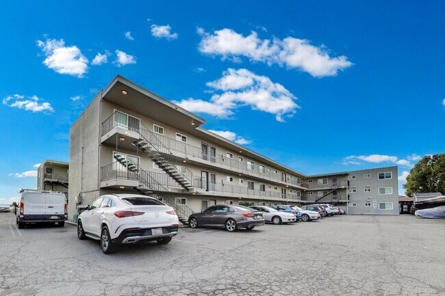 Building Photo - 1707 Shore Line Dr