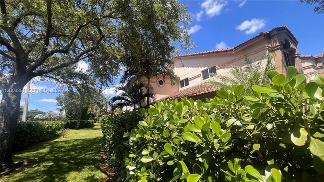 Building Photo - 6762 Via Regina