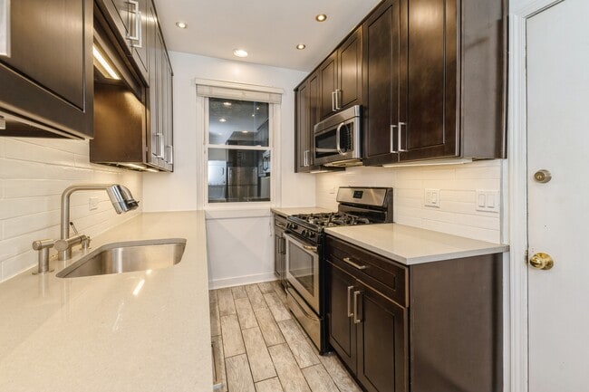 Building Photo - 1327 W Addison St