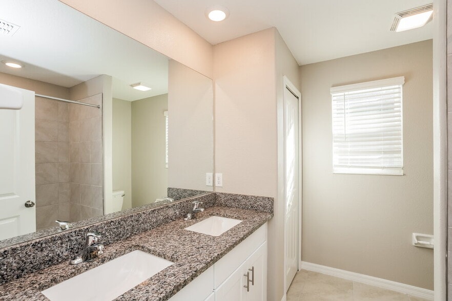 Building Photo - 7211 Spring Snowflake Ave