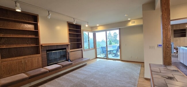 Building Photo - 3033 W Viewmont Wy W
