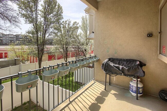 Building Photo - 3 Bedroom / 3.5 Bathroom Townhome in Millc...