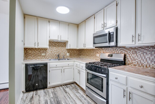 Building Photo - 1049 W Ogden Ave