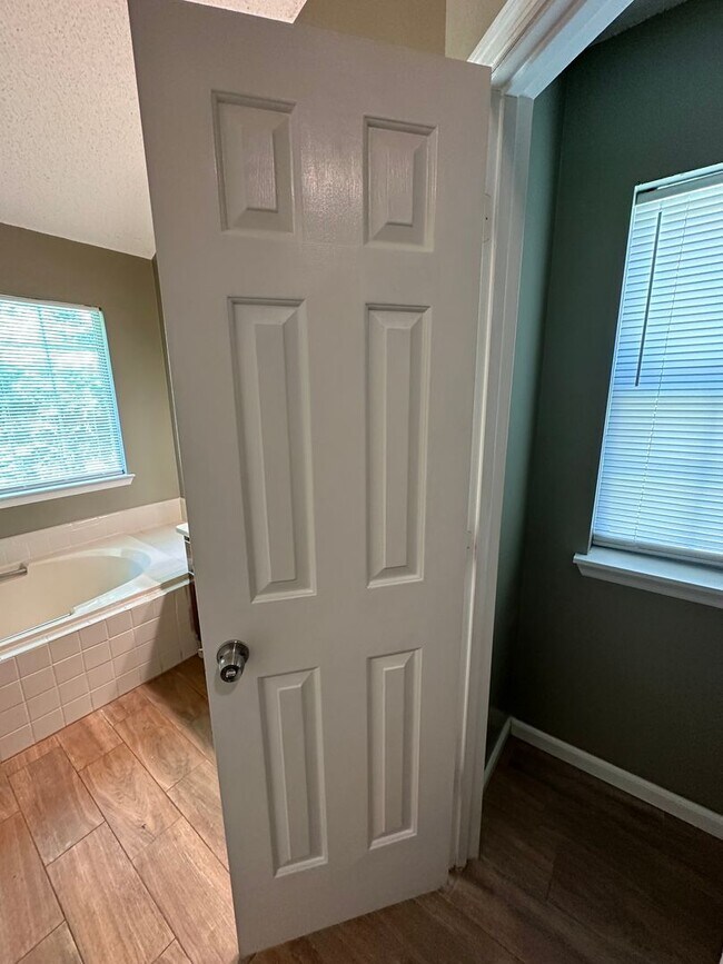 Building Photo - Charming 3 bedroom 2 bath ranch home on a ...