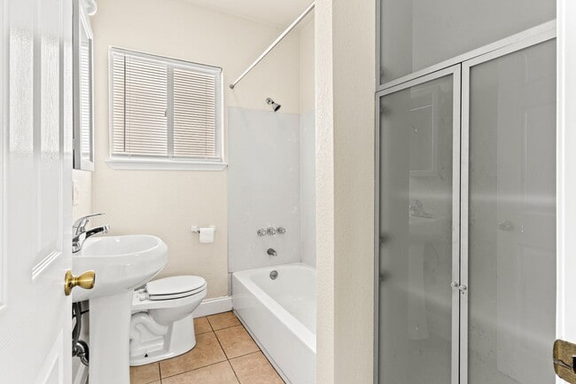 Building Photo - Massive 1,200 Sq Ft Renovated 3BR/2BA w/ Master Suite