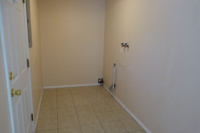Building Photo - 3 bedroom 1 bath home.