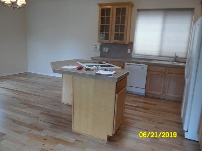 Building Photo - 325 NW Cypress St