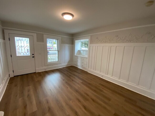 Building Photo - 542 Pine Ave