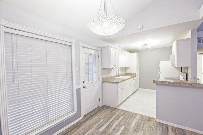 Building Photo - 10590 High Hollows Dr