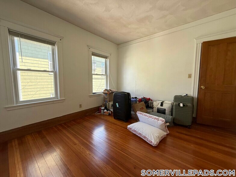 Building Photo - 10 Dickson St