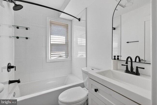 Building Photo - 5831 33rd Ave