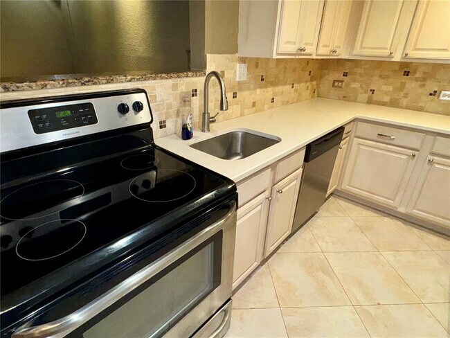 Building Photo - 200 Maitland Ave