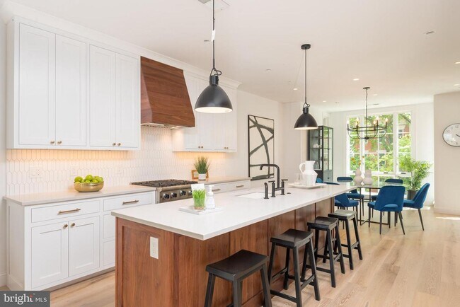 Building Photo - Luxury Penthouse Rowhome Condo in Historic...