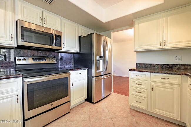 Building Photo - 2547 W Naranja Ave