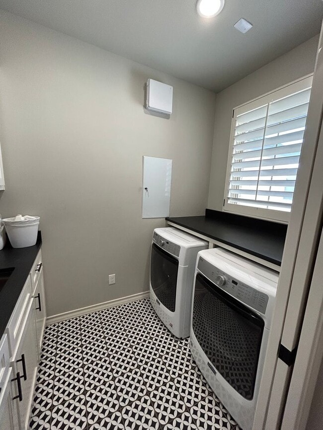 Building Photo - 1104 N Granby Ave