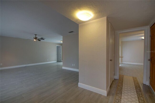Building Photo - 904 Wellington Dr