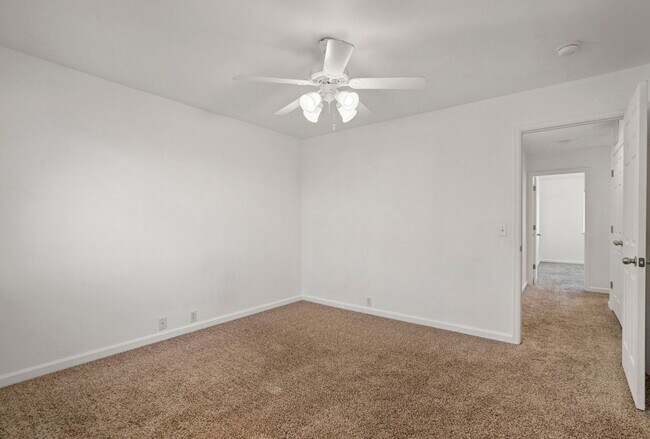 Building Photo - Cute 2bd, 2.5ba Townhome Across from Cottonwood Park....shorter lease term available