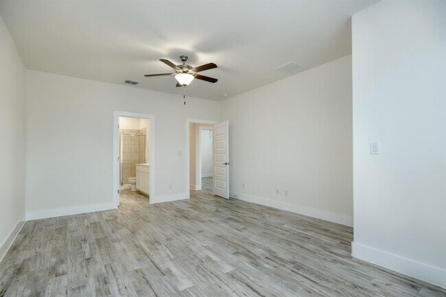 Building Photo - 438 Parkline Dr
