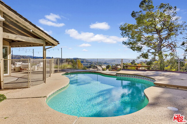 Building Photo - 906 Whitehaven Terrace