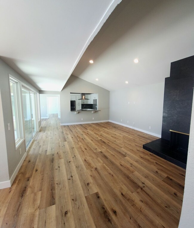 Building Photo - Updated and spacious single-story house on...