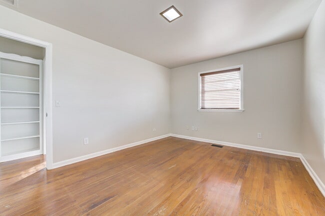 Building Photo - 5000 N Linn Ave