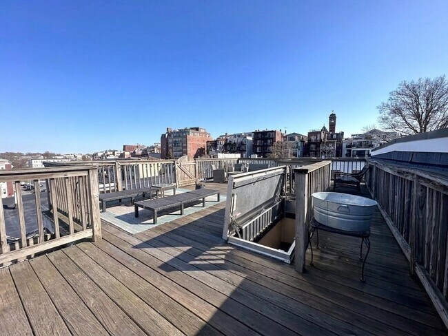 Building Photo - 410 E 3rd St