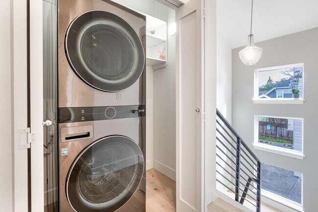 Building Photo - Maple Leaf 2BD/2BA Modern Home With Premiu...