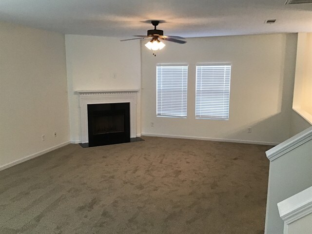 Building Photo - 708 White Oak Dr