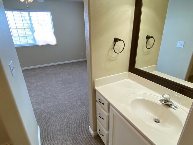 Building Photo - Beautiful 2 Bedroom Condo in North Orem