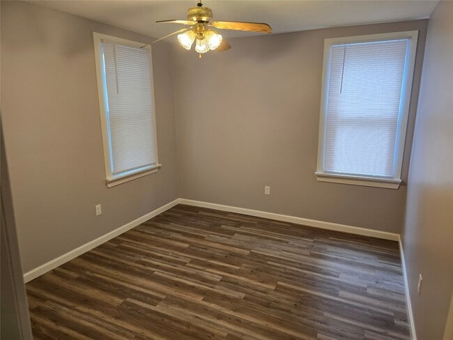 Building Photo - 112 E Plum St