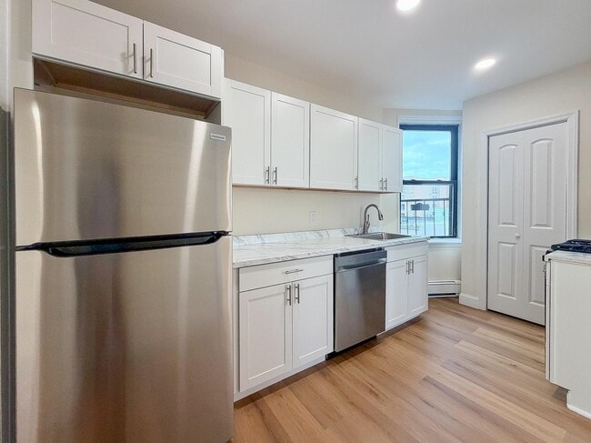 Building Photo - 327 8th St