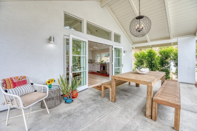 Building Photo - 727 Sonrisa St