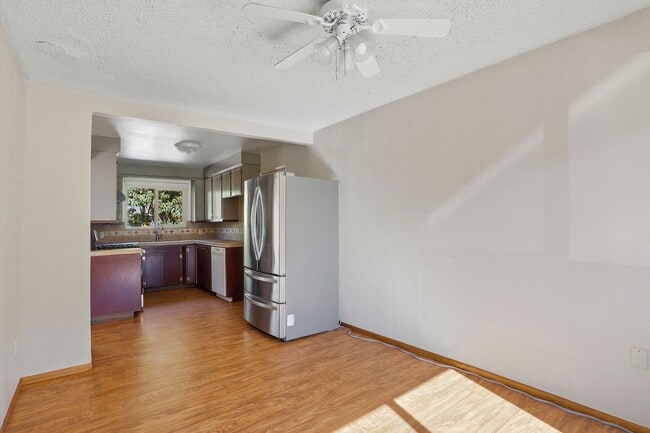 Building Photo - Country property close to town!