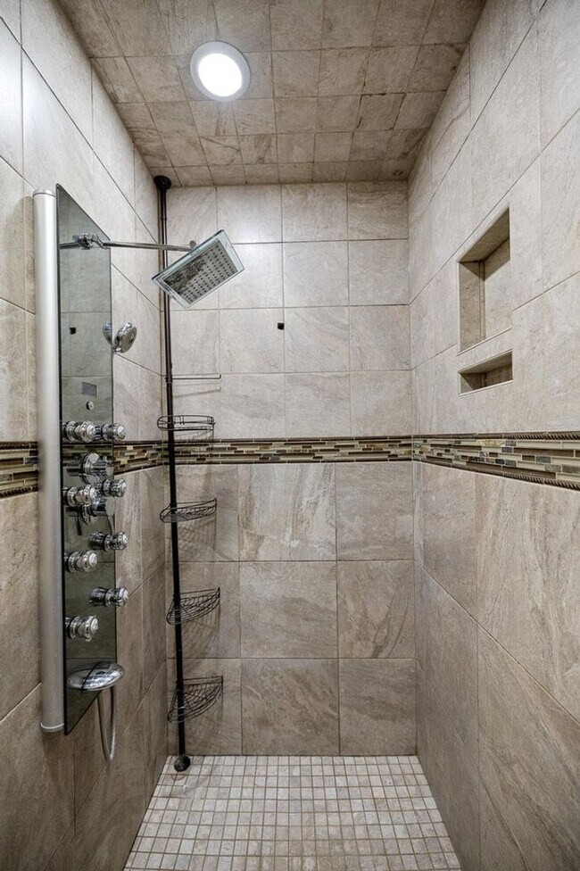 Building Photo - 5 Bedroom Dream Home!