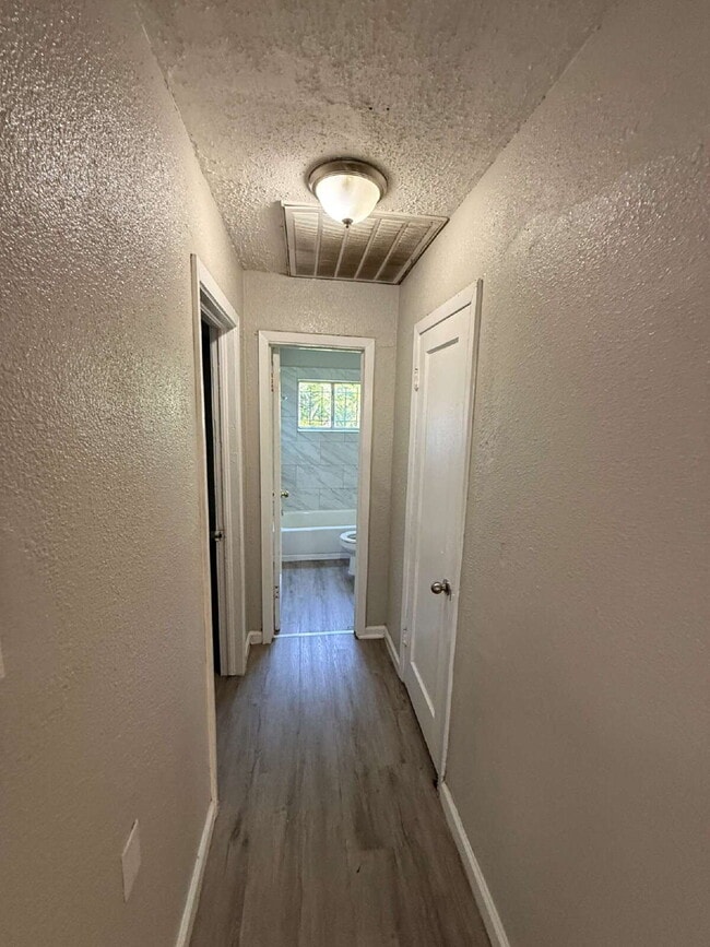 Building Photo - 2213 Lea Crest Dr