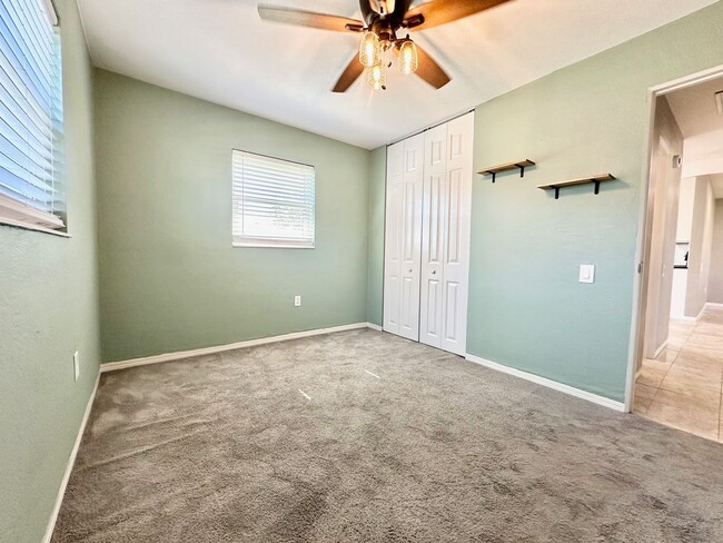 Building Photo - Fantastic 2br/1ba/1car gar available now i...