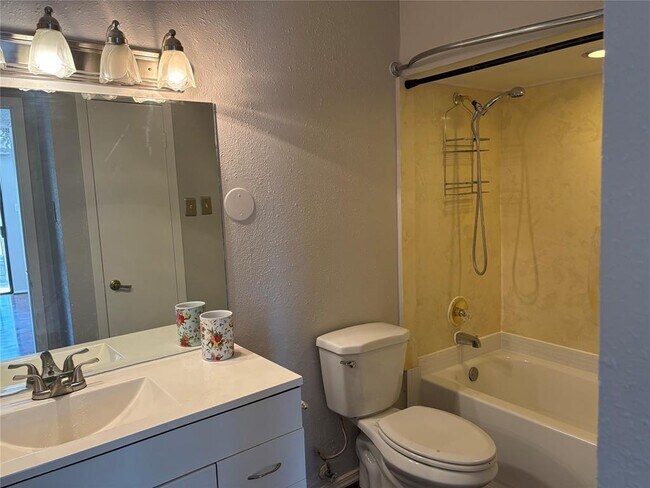 Building Photo - 2822 S Bartell Dr